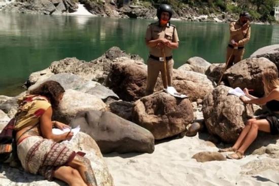 Những hình phạt 'bá đạo' nhất mùa COVID-19: Chép phạt lời xin lỗi 500 lần, xây mộ dọa dân