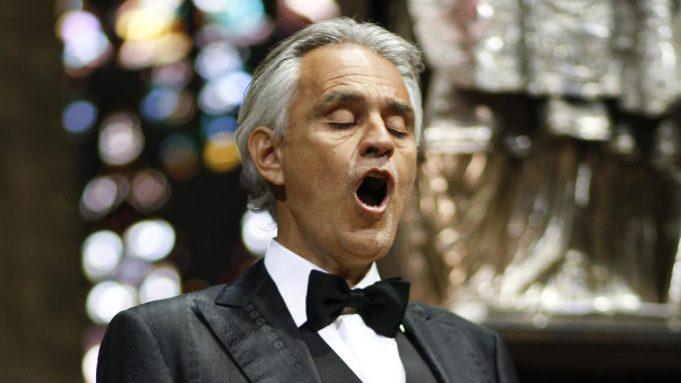 Danh ca mù khiến triệu người thổn thức và tiếng hát ban công lạ đời-1