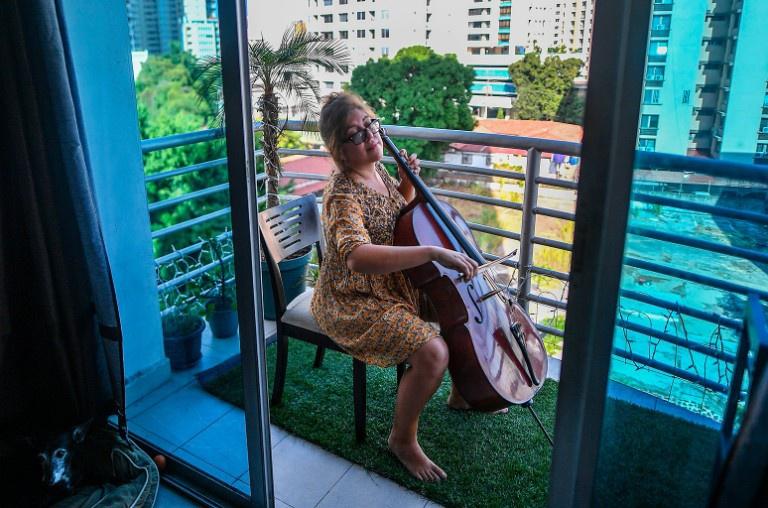 Danh ca mù khiến triệu người thổn thức và tiếng hát ban công lạ đời-3