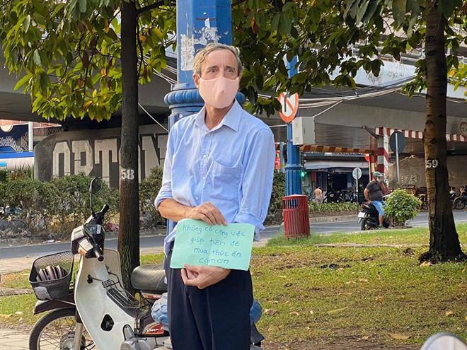 Thầy giáo Tây cầm bảng giúp tiền mua thức ăn ở TP.HCM: Thực sự xấu hổ nhưng tôi phải sống!-1