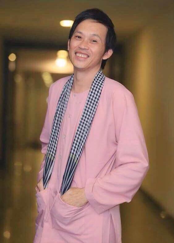 Mấy ai làm được như danh hài Hoài Linh, đưa bộ đồ bà ba đi khắp năm châu bốn bể-1