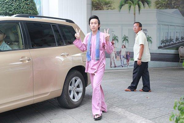 Mấy ai làm được như danh hài Hoài Linh, đưa bộ đồ bà ba đi khắp năm châu bốn bể-4