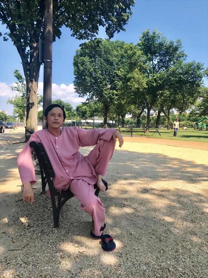 Mấy ai làm được như danh hài Hoài Linh, đưa bộ đồ bà ba đi khắp năm châu bốn bể-9