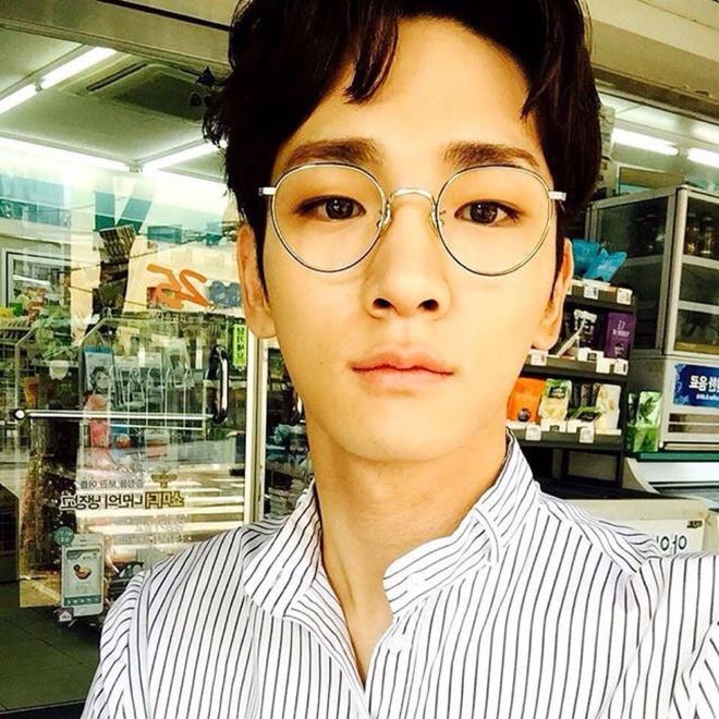 8 sao Hàn trông ra dáng giám đốc giàu có nhất khi đeo kính-2