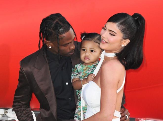 Stormi Webster sinh ngày 1/2/2018, là con gái của tỷ phú tự thân trẻ nhất thế giới Kylie Jenner và rapper Travis Scott. Khi mới lọt lòng, cô bé đã sớm được truyền thông săn đón bởi vẻ bụ bẫm, đáng yêu, sở hữu vẻ đẹp được thừa hưởng từ cả bố lẫn mẹ. Kylie tự hào rằng công chúa nhỏ giống cô như đúc lúc còn bé.