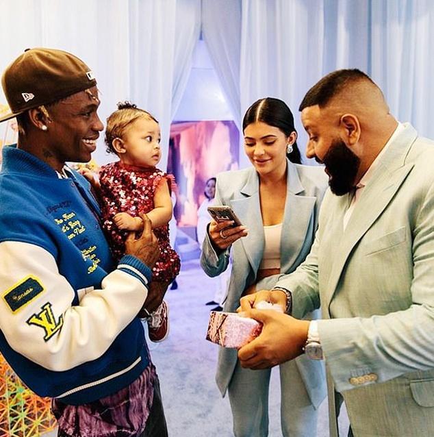 Vẻ đáng yêu, lém lỉnh của Stormi khiến cho những người bạn của Kylie như Khaled, Hailey Bieber hay Gigi Hadid... đều phải xuýt xoa. Trong một dịp gặp gỡ thân mật, DJ Khaled đã tặng nhóc tỳ chiếc túi hiệu Chanel đắt đỏ.