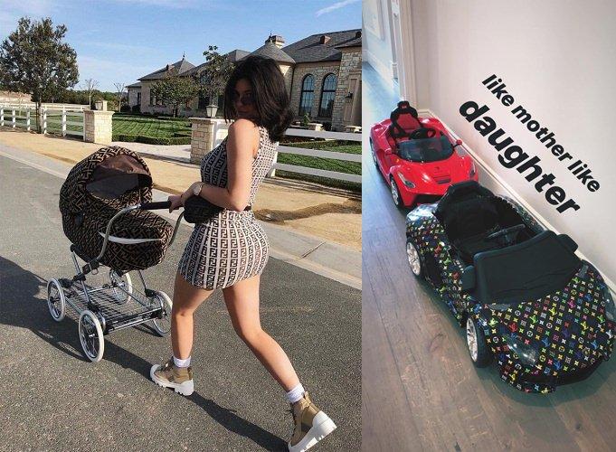 Stormi ngủ trong chiếc nôi Fendi giá 12.500 USD, chạy siêu xe Lamborghini phiên bản mini được bao phủ bởi họa tiết Louis Vuitton. Trước đó, công chúa nhỏ đã được mẹ sắm cho một chiếc siêu xe Ferrari màu đỏ sang chảnh.