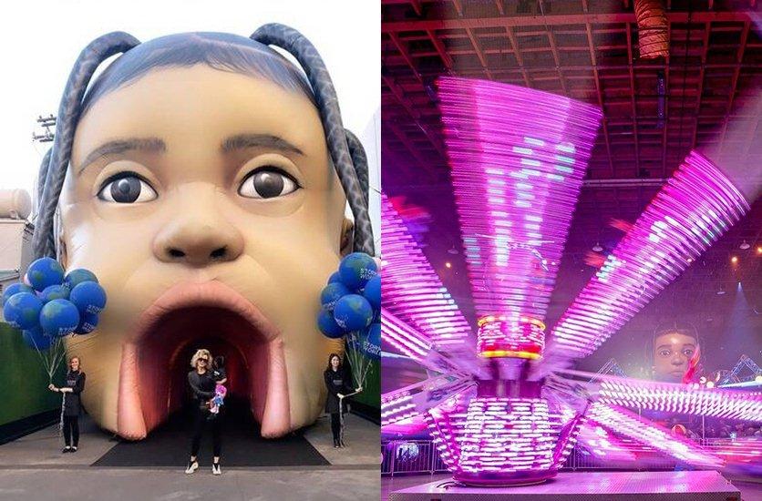 Kylie còn chi mạnh dựng công viên giải trí ngoài trời tại Los Angeles để mừng sinh nhật con gái. Bên trong công viên "Stormi World" là rất nhiều trò chơi như đu quay, tàu lượn cùng những ngôi nhà hơi mô phỏng hình ảnh của nhóc tỳ đáng yêu. Ý tưởng này được hot girl 23 tuổi nảy ra sau khi cả gia đình đi chơi Disney Land.