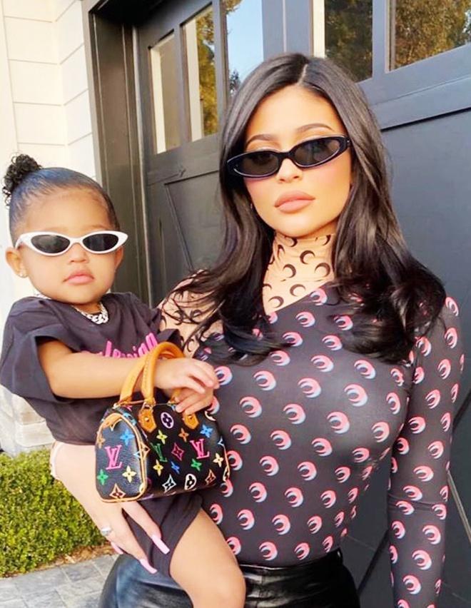 Mới 2 tuổi, Stormi đã có tủ quần áo triệu USD. Cô bé thường xuyên xuất hiện với rất nhiều phiên bản mini của Hermes Birkin, Hermes Kelly, túi Louis Vuitton, Alexander Wang... Mỗi item đều có giá chục nghìn USD. Cuộc sống vương giả của nhóc tỳ còn được thể hiện qua bộ sưu tập giày hiệu - trong đó có rất nhiều đôi hiếm, thậm chí chưa được mở bán trên thế giới.