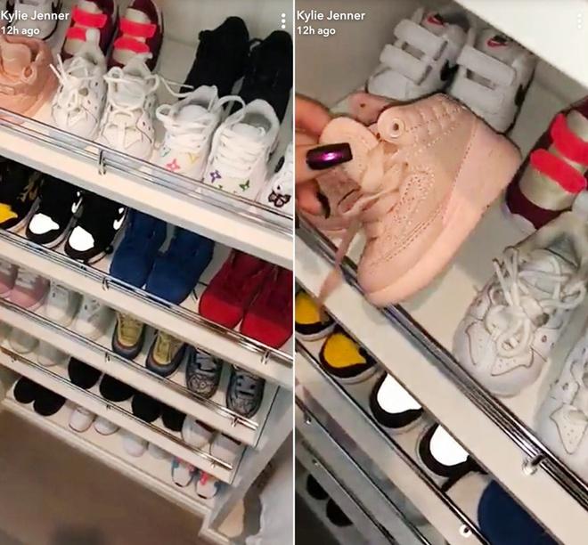 Từ Louis Vuitton, Giuseppe Zanotti cho tới Nike, Adidas... đồ của hãng nào Stormi cũng có. Ước tính tủ giày con gái Kylie hơn 22.000 USD, trong đó những mẫu giày của Giuseppe Zanotti được niêm yết giá hơn 1.000 USD/đôi.