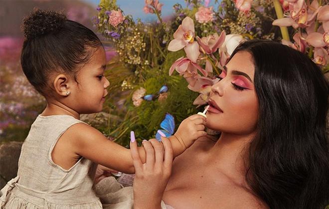 Kylie Jenner còn trình làng dòng son môi riêng mang tên Stormi để kỷ niệm sinh nhật con gái. Các sản phẩm trong bộ sưu tập đều cháy hàng nhanh chóng. Nhiều khách hàng cho rằng họ muốn mua son bởi vì mê mẩn vẻ dễ thương của bé Stormi.