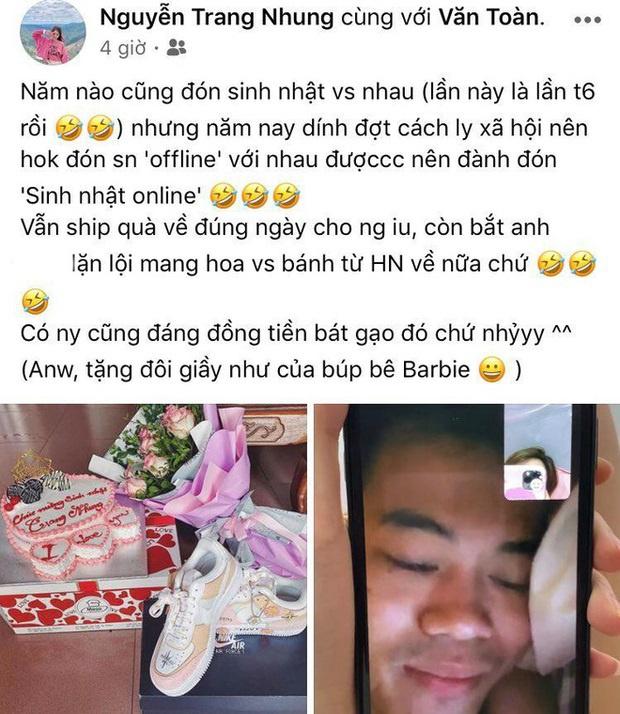 Vì có sinh nhật gần nhau (11/4 và 12/4), Trang Nhung - Văn Toàn đều cùng nhau đón sinh nhật vào mỗi năm. Tuy nhiên năm nay do dịch Covid-19, đôi trẻ lần đầu đón tuổi mới xa nhau sau 6 năm hẹn hò. Dù không thể ở cạnh nhau trong ngày sinh nhật, Văn Toàn vẫn gây bất ngờ cho bạn gái bằng những món quà ngọt ngào. Anh chàng hát 