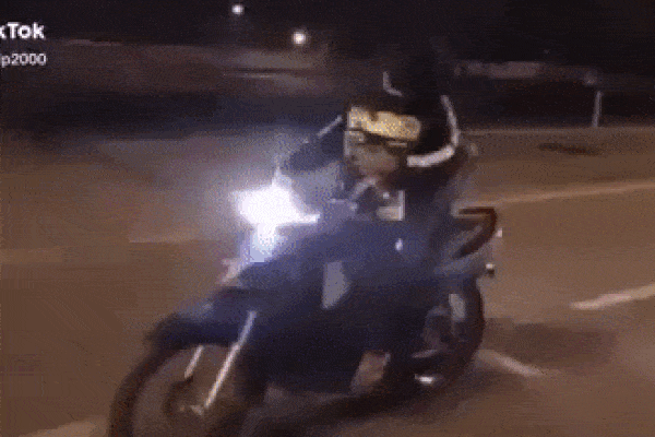 Giám đốc tài chính diễn cảnh nóng với bạn gái trên taxi, cổ phiếu công ty lập tức bốc hơi 50.000 tỷ-3