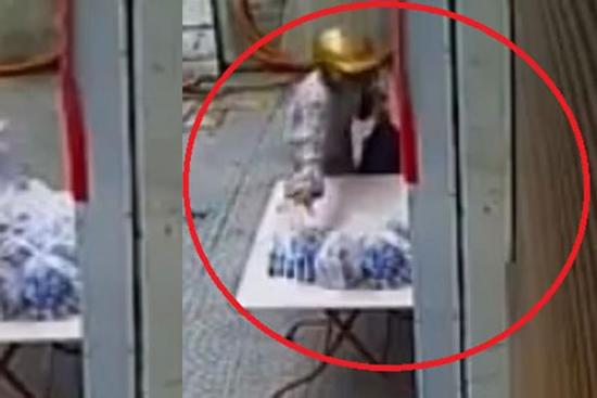 'Nóng mắt' nhìn người phụ nữ cầm túi nilon vơ vét hết quà từ thiện Covid-19, rồi lén lút bỏ đi
