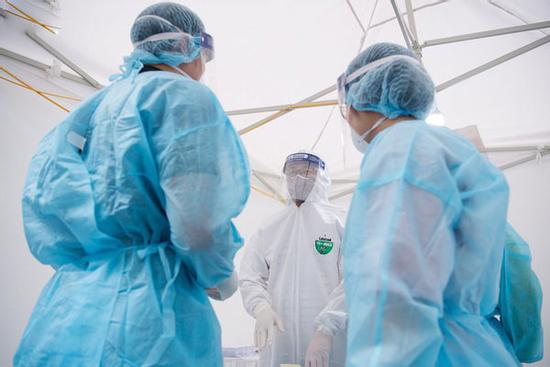 Sáng 14/4 không có ca Covid-19 mới, phi công người Anh nguy kịch, tổn thương phổi và gan nặng hơn