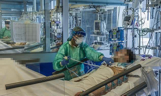 Nữ bác sĩ chống dịch Covid-19 viết thư để lại, mong chồng có thể tìm được bạn đời mới nếu cô gặp điều bất trắc-1