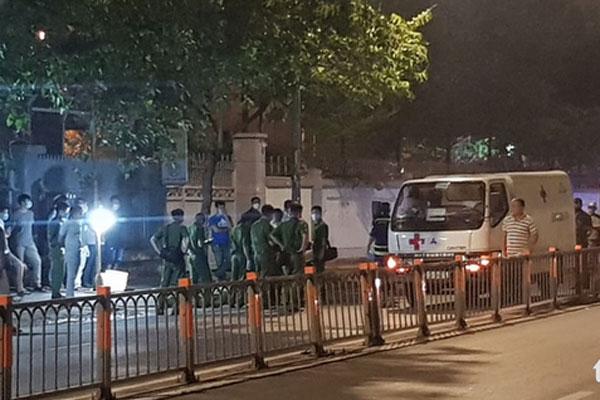 Phát hiện xác một người đàn ông trong bao tải vứt bên lề đường ở TP.HCM-1