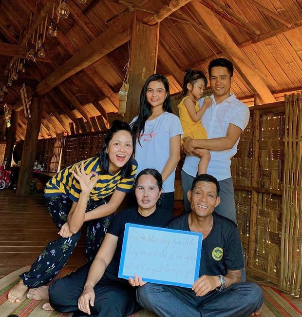 Cuộc sống của sao Việt thay đổi như thế nào trong kỳ nghỉ dài vì dịch bệnh Covid-19?-1