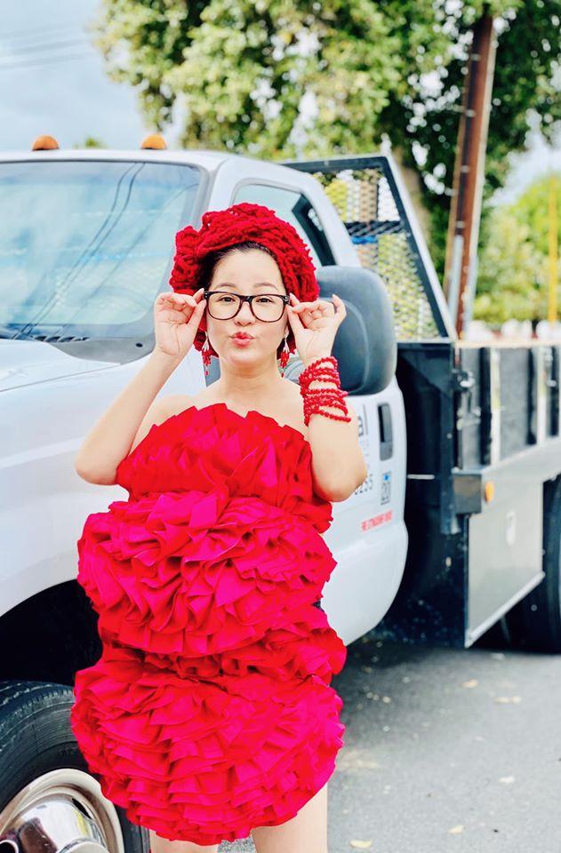 Bất chấp dịch bệnh, Thúy Nga chụp ảnh ‘váy gối’ trên phố Mỹ không bóng người-1