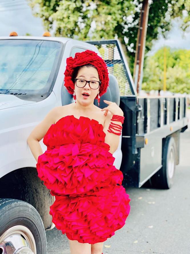 Bất chấp dịch bệnh, Thúy Nga chụp ảnh ‘váy gối’ trên phố Mỹ không bóng người-7