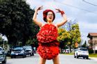 Bất chấp dịch bệnh, Thúy Nga chụp ảnh ‘váy gối’ trên phố Mỹ không bóng người