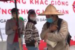 'Chúng tôi đói': Người nghèo Hà Nội rớm nước mắt nhận quà từ ATM gạo