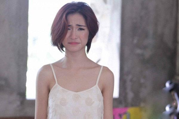 Hòa Minzy tham lam khoe vòng 1 đến mức lộ cả nội y-5