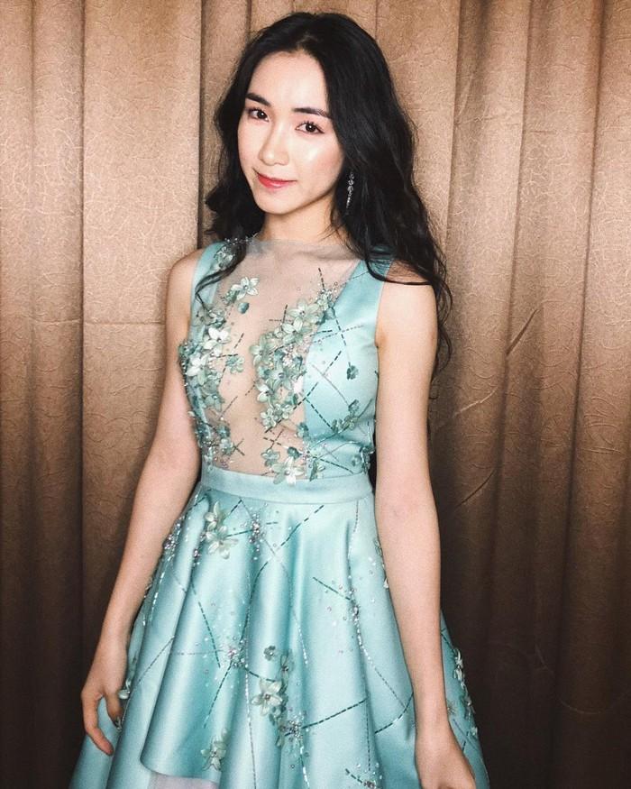 Hòa Minzy tham lam khoe vòng 1 đến mức lộ cả nội y-7