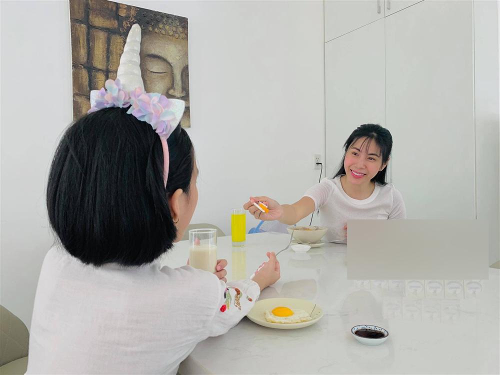 Ngạc nhiên với ngoại hình phổng phao của con gái Công Vinh - Thủy Tiên-2