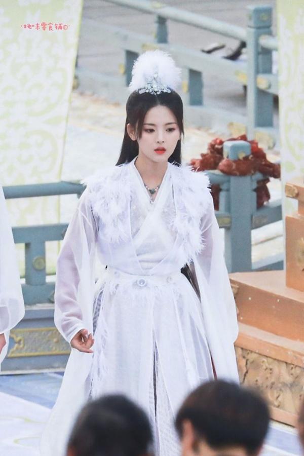Mỹ nữ đẹp nhất Trung Quốc - Dương Siêu Việt bị khán giả mắng ở bẩn, mắc bệnh ngôi sao bắt trợ lý hầu hạ-7