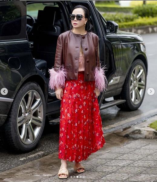 Phượng Chanel lại tấu hài với bộ cánh như đi diễn tuồng-2