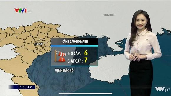 BTV thời tiết Xuân Anh bật mí về tác dụng của thiết bị đặc biệt cầm trên tay mỗi khi dẫn chương trình-1