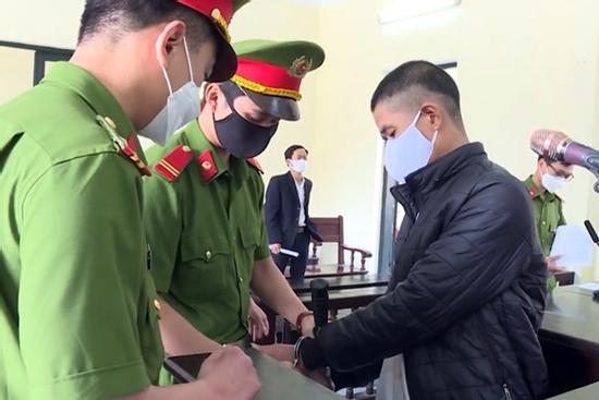 Thêm một người bị phạt tù vì chống đối nhân viên kiểm dịch Covid-19