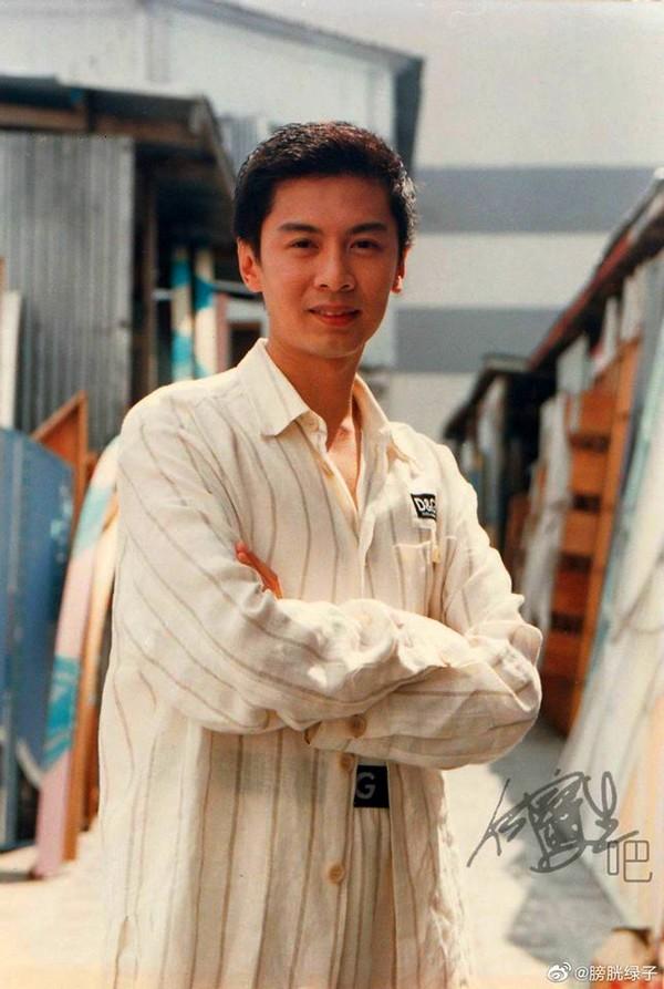 Nam thần TVB một thời lừng lẫy: thiếu gia đam mê cờ bạc, quy y cửa Phật để giảm nhẹ tội lỗi-4