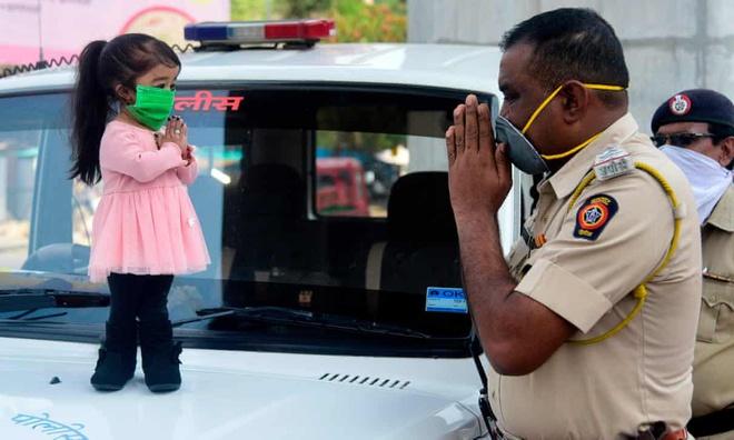 Cô gái lùn nhất thế giới ra phố, kêu gọi dân ở yên tại nhà-1