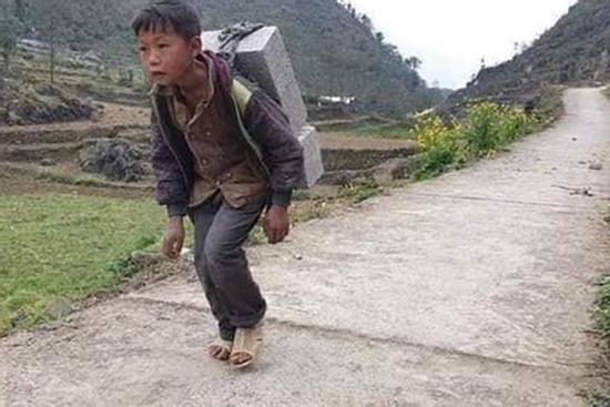 Cậu bé 12 tuổi cõng gạch trên lưng để kiếm 18.000 đồng/ngày