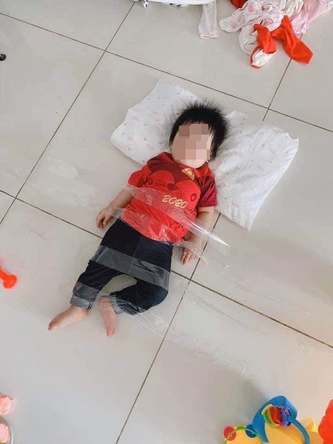 Nhờ chồng trông con, người vợ hoảng hốt khi nhìn cảnh tượng diễn ra trước mắt-1