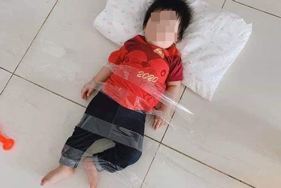 Nhờ chồng trông con, người vợ hoảng hốt khi nhìn cảnh tượng diễn ra trước mắt