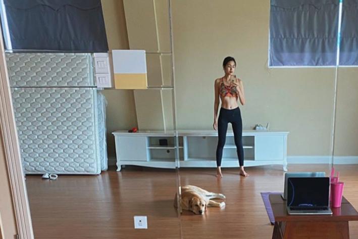 Cựu siêu mẫu Phương Mai múa cột, tập yoga điêu luyện khi ở nhà-1