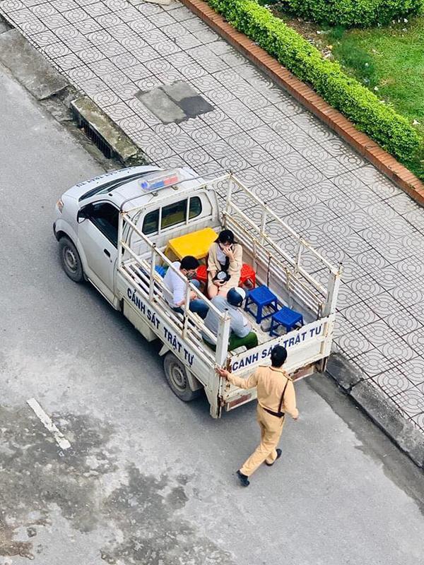 Bất chấp lệnh cách ly, cặp đôi ra công viên hẹn hò lập tức bị hốt lên phường-2