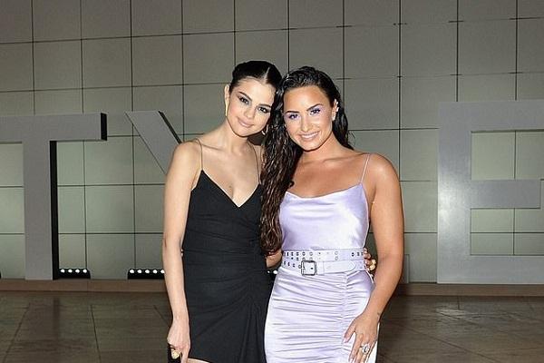 Demi Lovato chia tay bạn trai Max Ehrich sau 2 tháng đính hôn, Selena Gomez bất ngờ bị lôi vào cuộc-7