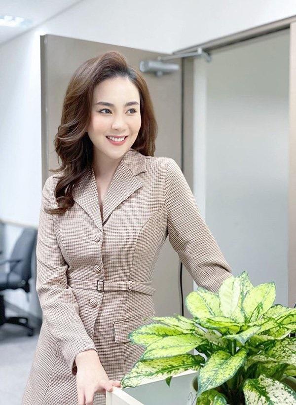 Khi BTV Mai Ngọc thử diện đồ lạ mắt lên truyền hình, phản ứng của dân tình mới đáng nói-3