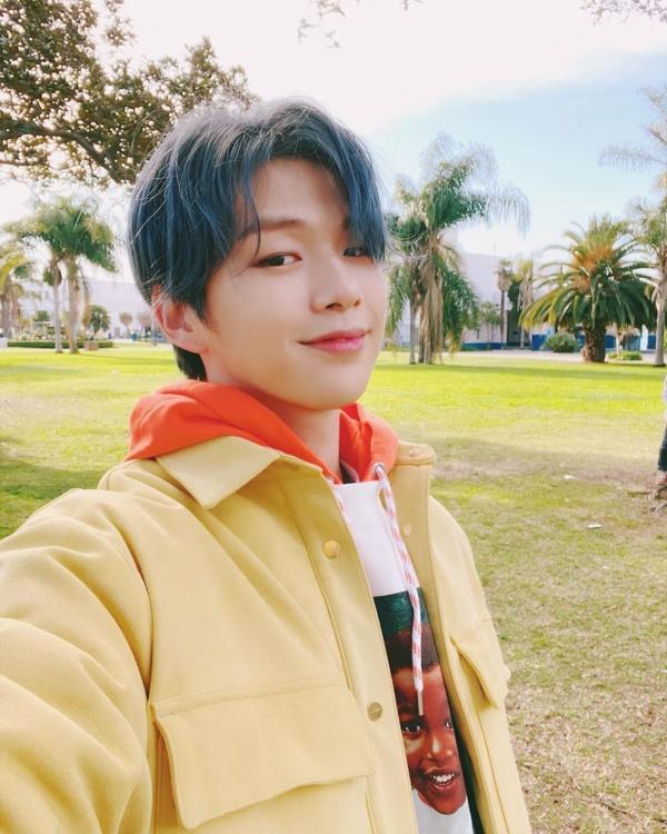 Sau tin đồn chia tay Jihyo, Kang Daniel lẳng lặng follow Instagram của một mỹ nhân lạ hoắc-1