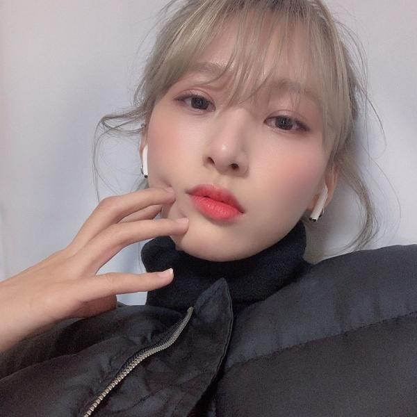 Sau tin đồn chia tay Jihyo, Kang Daniel lẳng lặng follow Instagram của một mỹ nhân lạ hoắc-8