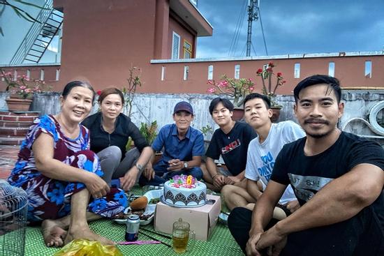 Thanh Bình về quê chúc mừng sinh nhật mẹ vợ cũ