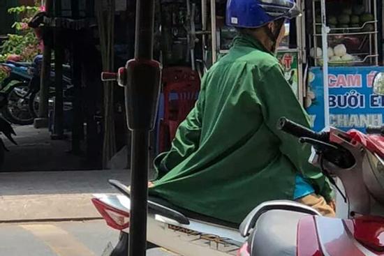 Bức ảnh hiếm về hành động ý nghĩa của người chồng đứng tuổi dành cho vợ làm dân mạng đua nhau 'thả tim'