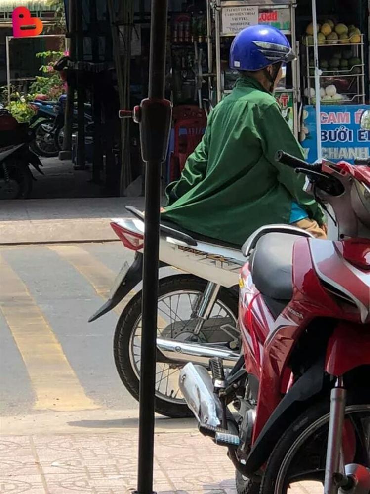 Bức ảnh hiếm về hành động ý nghĩa của người chồng đứng tuổi dành cho vợ làm dân mạng đua nhau thả tim-1