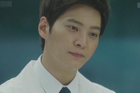 Kiếm 50 triệu/tháng không dám gửi cho bố mẹ đồng nào, tôi quyết ly hôn vì câu nói lạnh lùng của vợ lúc mẹ chồng ốm