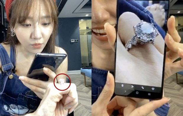 Sau Lệ Quyên đến lượt Hari Won chăm tạo dáng khoe nhẫn kim cương chồng tặng-1