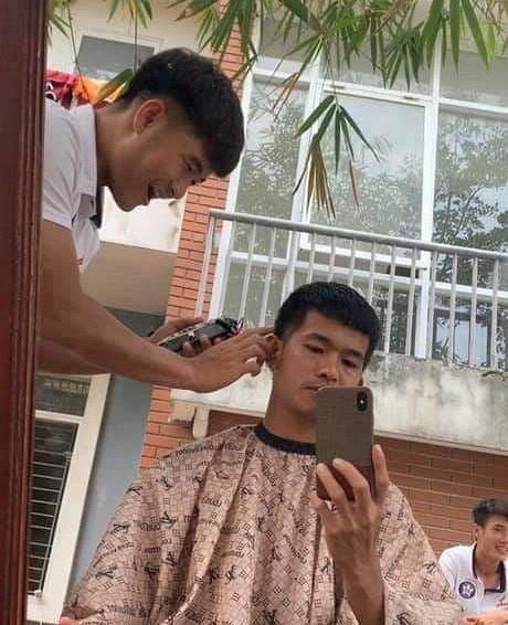 Đình Trọng để râu, Quế Ngọc Hải tóc dài như con gái giữa mùa dịch-4